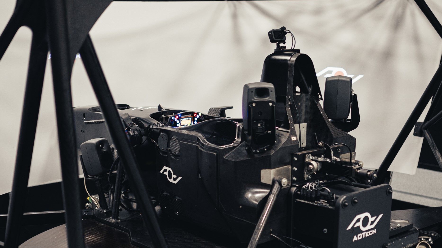 All essential information for high-level driving is effectively conveyed to the drivers. The simulator features a genuine single-seater tub combined with a tubular carbon fiber chassis, resulting in a lightweight platform that delivers exceptional dynamic performance. This setup provides a highly realistic and responsive experience, significantly enhancing driver training and skill development.