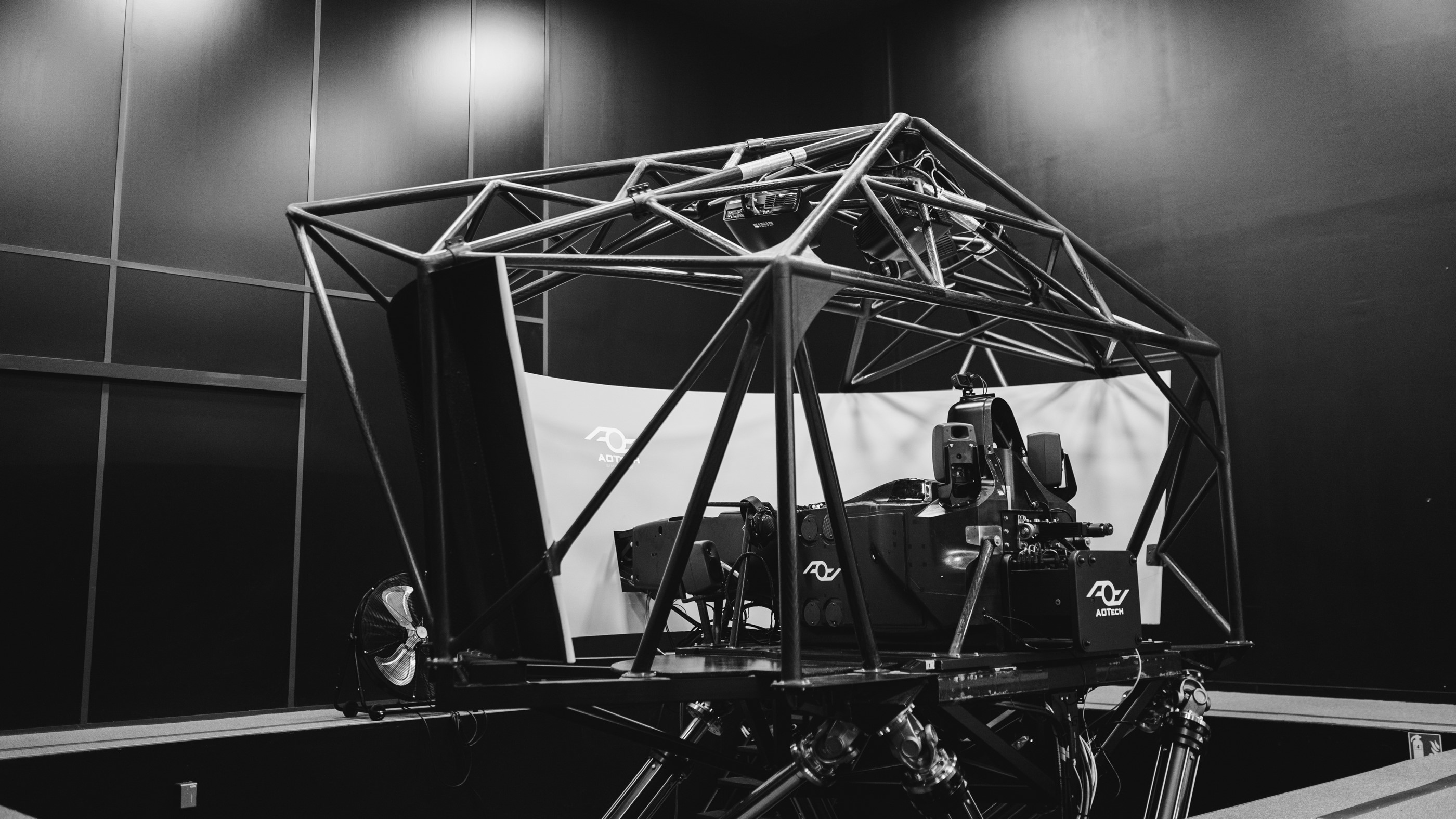 The platform dynamics are undoubtedly a strong point of the simulation. By designing and constructing its own suspended structure, AOTech has developed technical solutions that deeply immerse drivers in the virtual environment and enhance the simulator's performance.